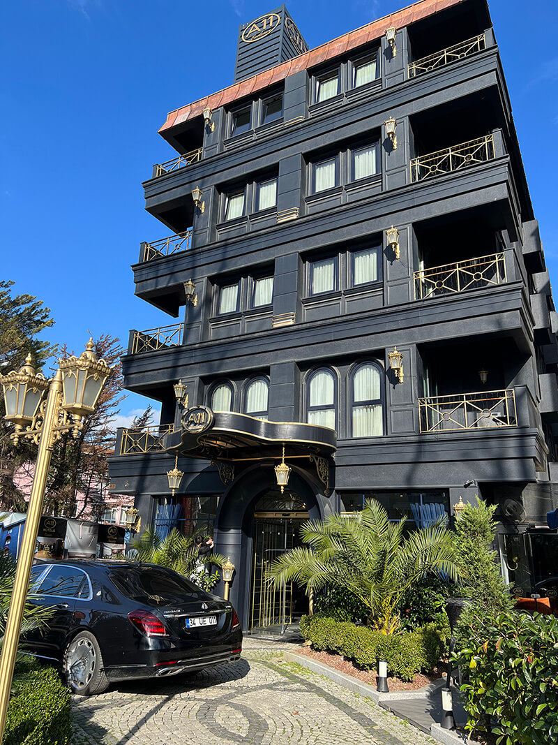 یکی از بهترین مناطق آسیایی این شهر، می‌باشد. این هتل با موقعیت خود در خیابان بغداد، یکی از خیابان‌های مشهور استانبول، بی‌نظیر است.