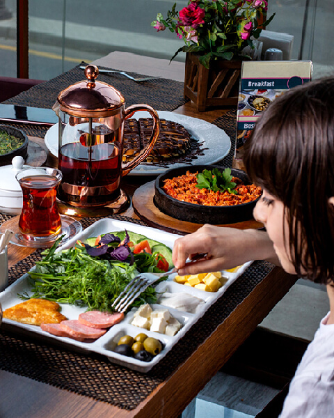 رستوران های خیابان بغداد استانبول- خانمهای خوشگل - غذاهای ترکی در جاده بغداد استانبول