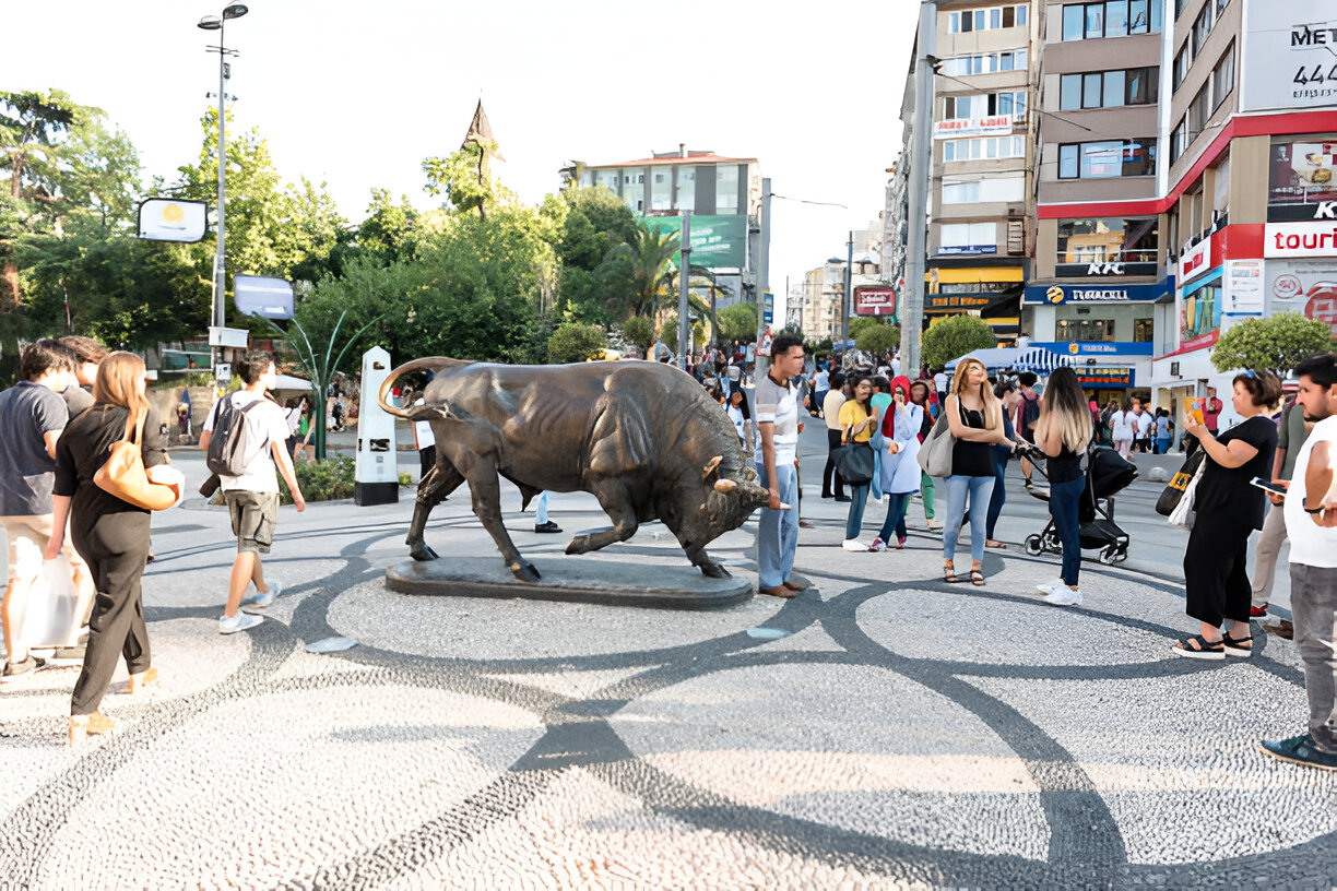 مجسمه گاو در کادیکوی